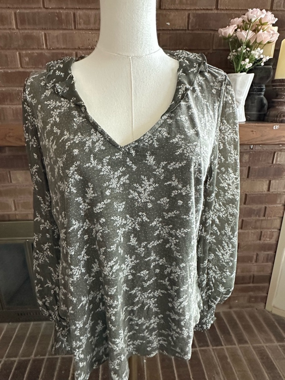 Lucky Brand Olive Green Floral Ruffle V-Neck Blouse M EUC Boho